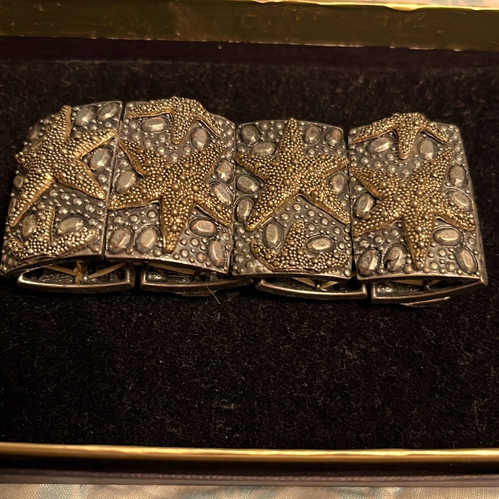 Stretchy bracelet with star fish.